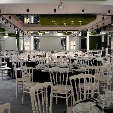 Fier Life Center ホテル 3*